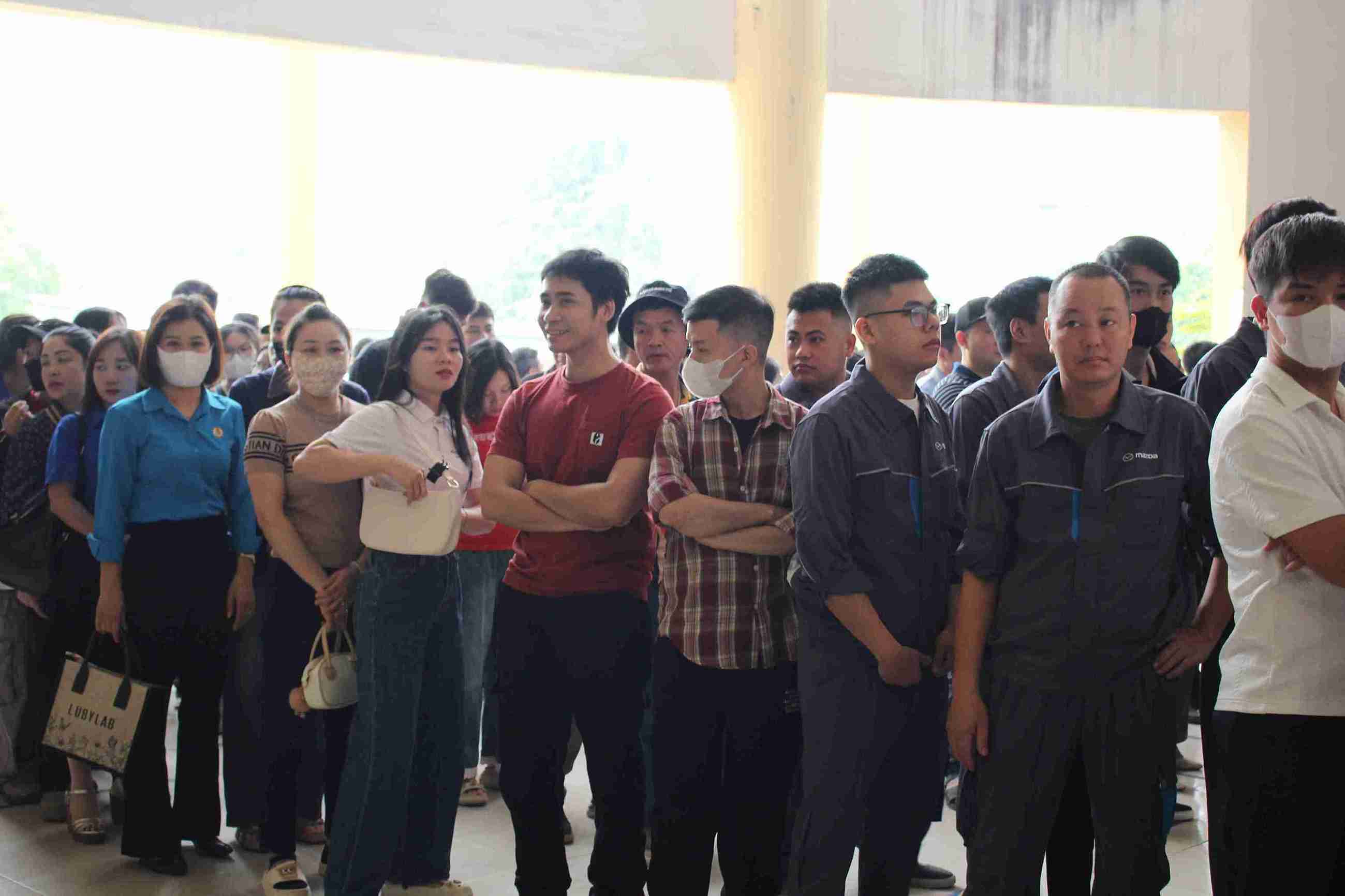 Hàng dài công nhân kiên nhẫn xếp hàng chờ đến lượt hiến máu.