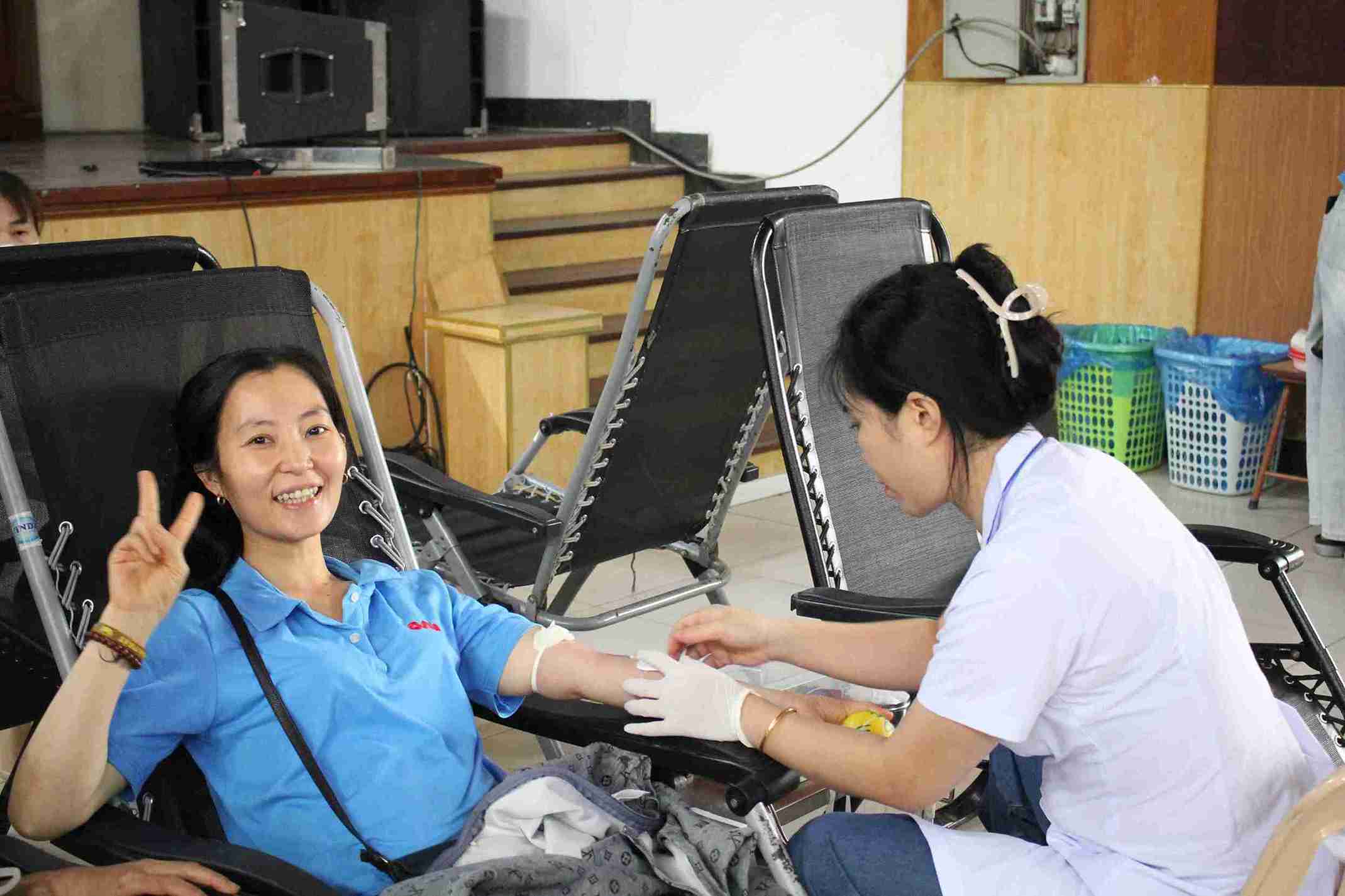 Chị Lê Thị Tươi tham gia hiến máu.