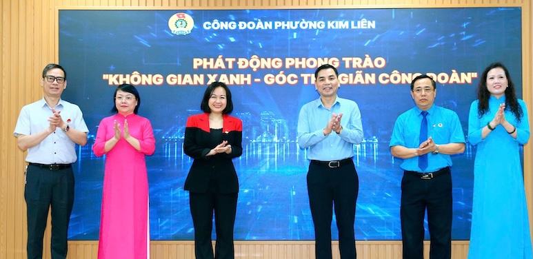 Le syndicat du quartier de Kim Liên déploie le modèle "Espace vert - Coin de détente syndical" à l'occasion du Mois des travailleurs 2026. Photo: CĐCS