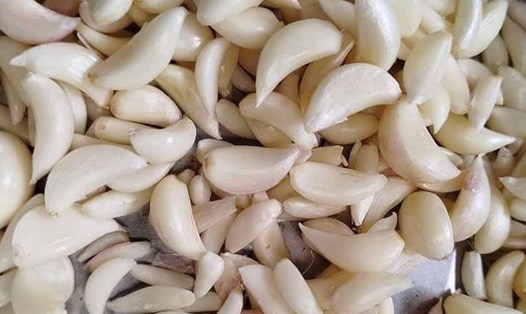 Garlic contains antioxidant and anti-inflammatory compounds, which help protect kidney cells from oxidative stress and inflammation. Photo: Kieu Vu