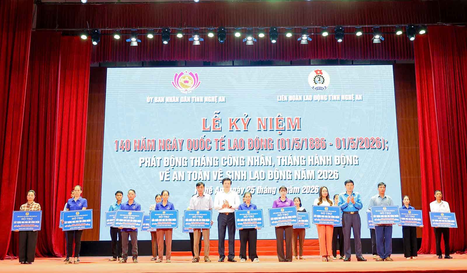 Lãnh đạo Uỷ ban MTTQ tỉnh trao kinh phí hỗ trợ xây dựng mới và sửa chữa 20 Mái ấm công đoàn cho 20 gia đình công nhân viên chức lao động có hoàn cảnh khó khăn. Ảnh: Hải Dương