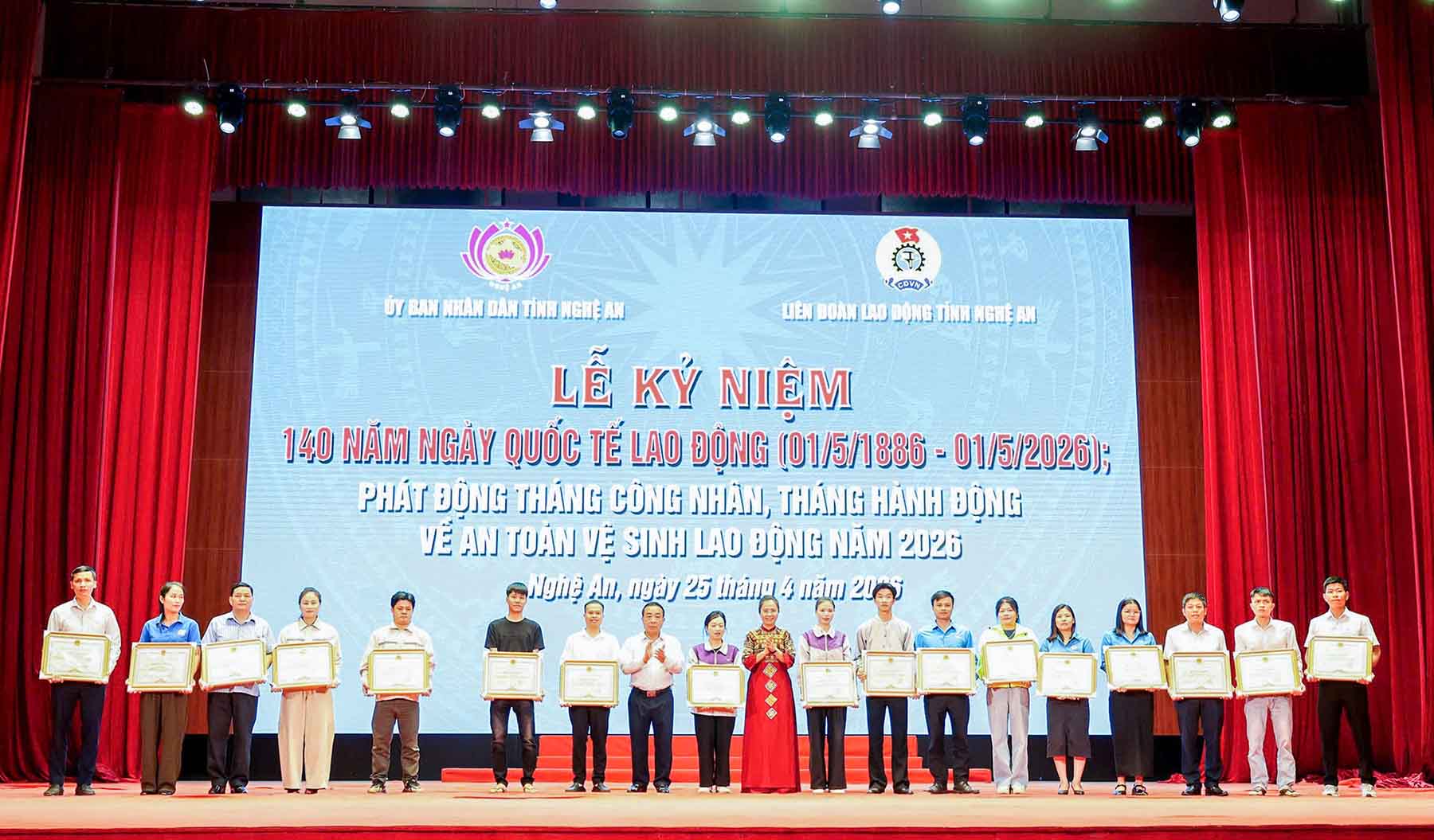 Lãnh đạo tỉnh Nghệ An trao Bằng khen của UBND tỉnh cho 40 công nhân có nhiều thành tích trong lao động, sản xuất năm 2025. Ảnh: Hải Dương