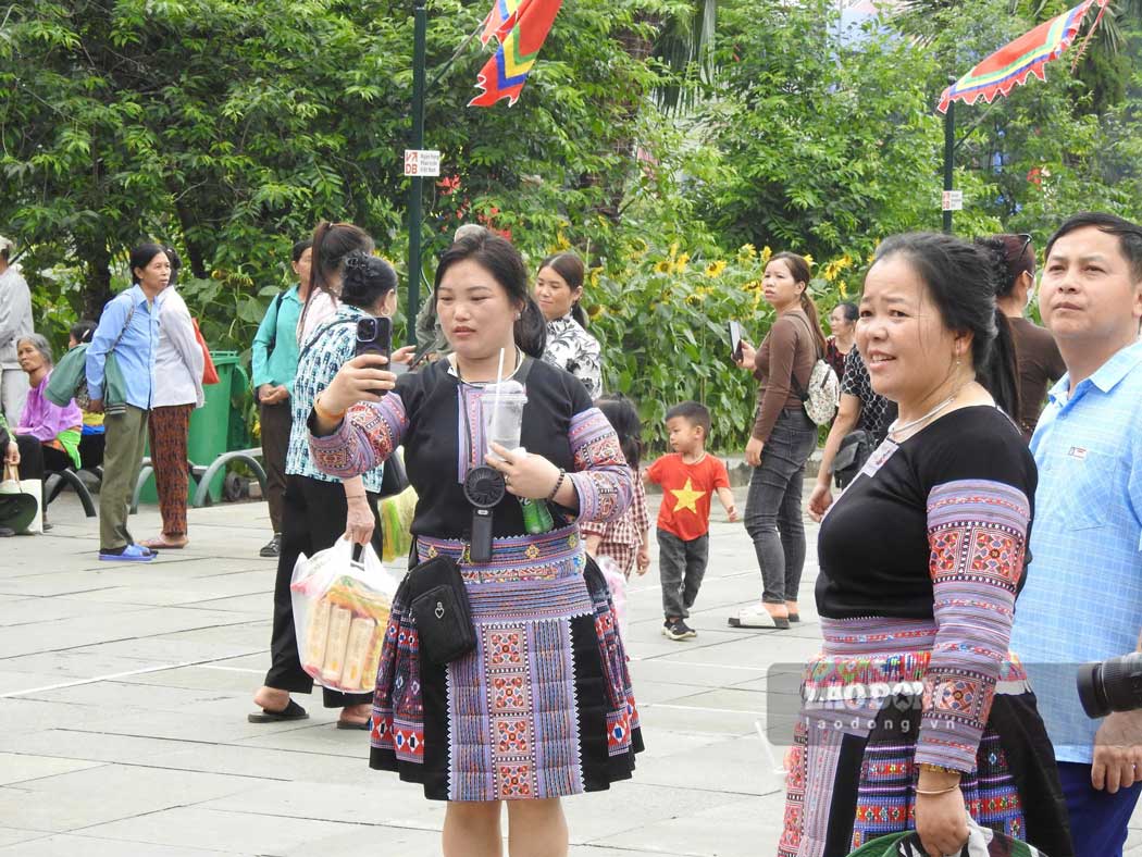 Đồng bào dân tộc trong trang phục truyền thống ghi lại khoảnh khắc tại Đền Hùng. Ảnh: Thu Hiền