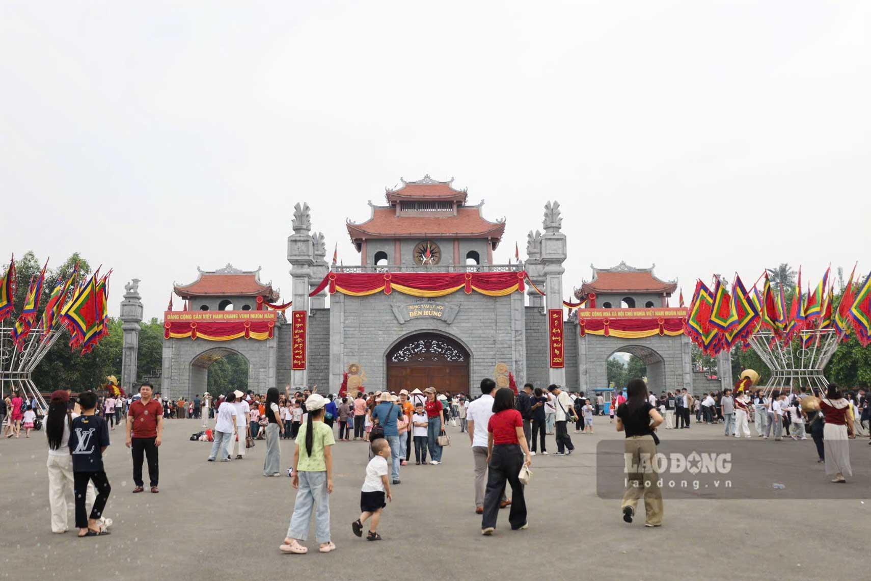 Dòng người đổ về Khu di tích lịch sử Đền Hùng những ngày cận chính hội.