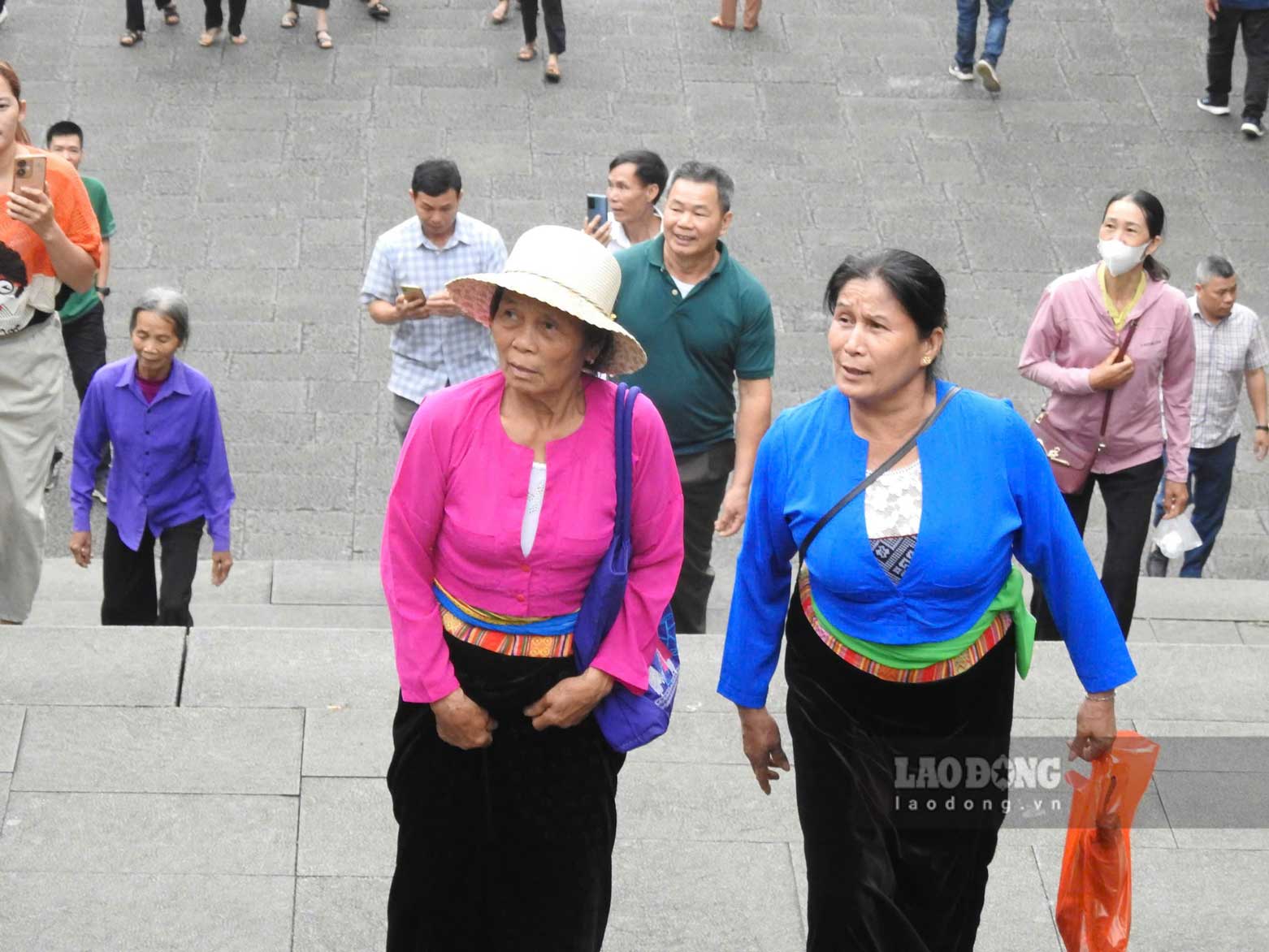 Người dân từ nhiều vùng miền thành kính lên đền dâng hương.