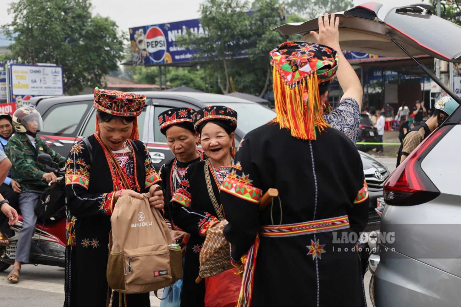 Những người con vùng cao mang theo hành trang, vượt đường xa về Đền Hùng. Ảnh: Thu Hiền