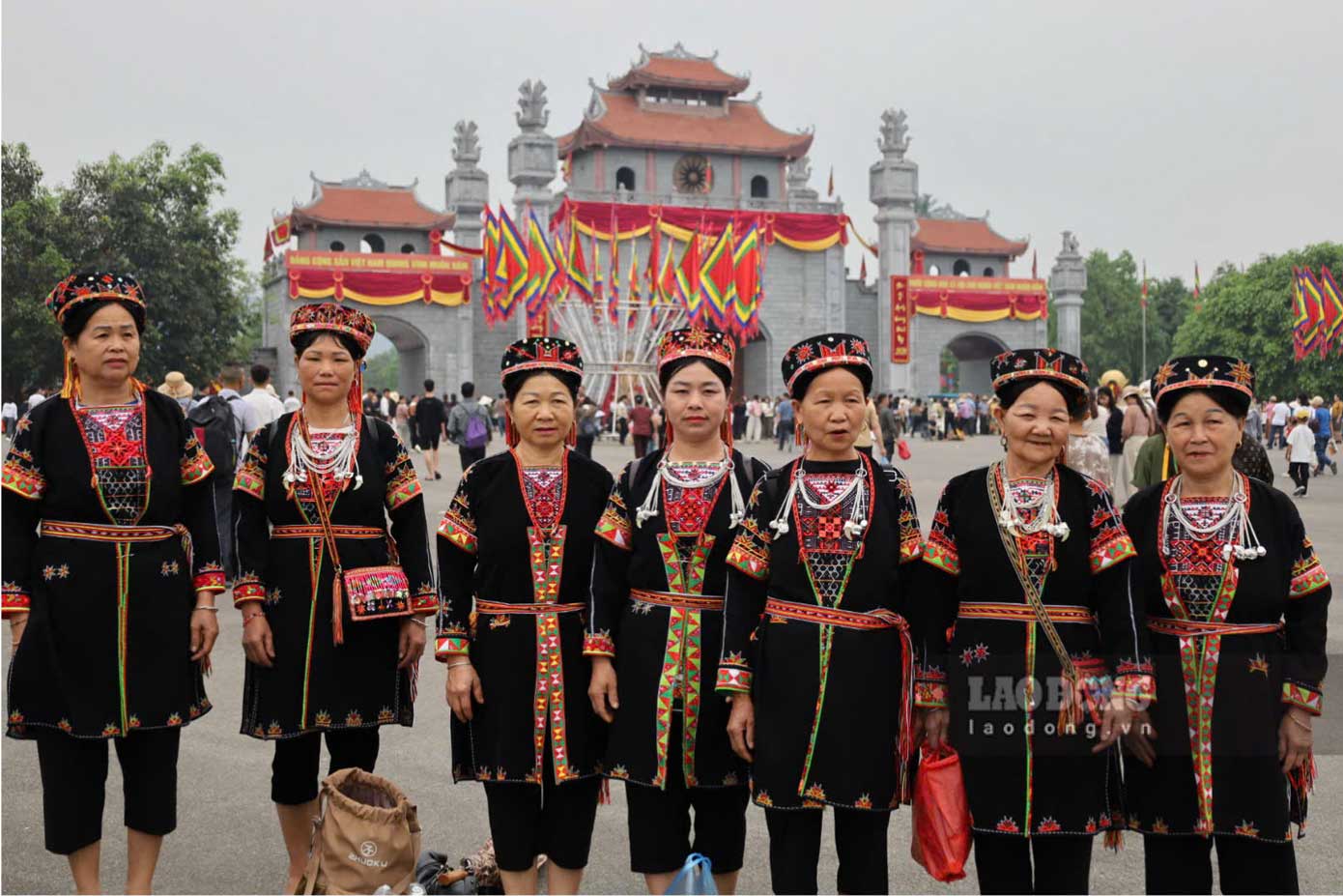 Những phụ nữ dân tộc Dao Quần Trắng trong trang phục truyền thống rực rỡ, cùng nhau về Đền Hùng, mang theo niềm tự hào và lòng thành kính hướng về cội nguồn.