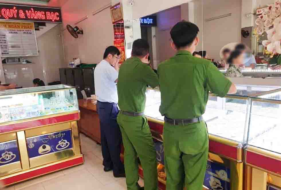 Les forces fonctionnelles inspectent, supervisent et traitent les violations dans les activités commerciales d'or. Photo: Gestion du marché de Hô Chi Minh-Ville