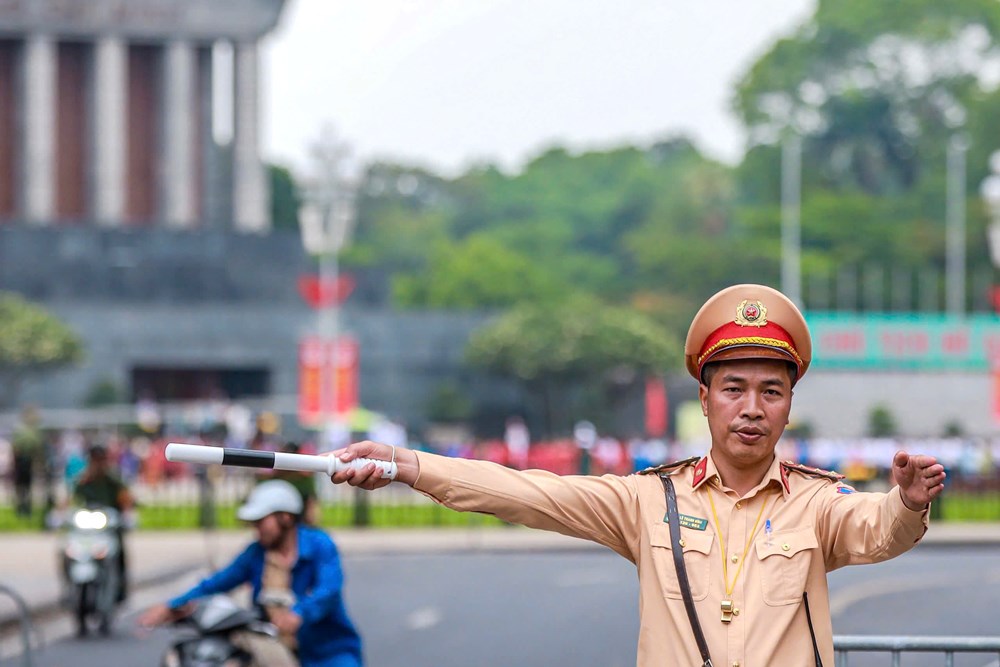 Hanoï organise la circulation et les parkings pour servir les personnes visitant le mausolée de Hô Chi Minh. Photo: CAHN