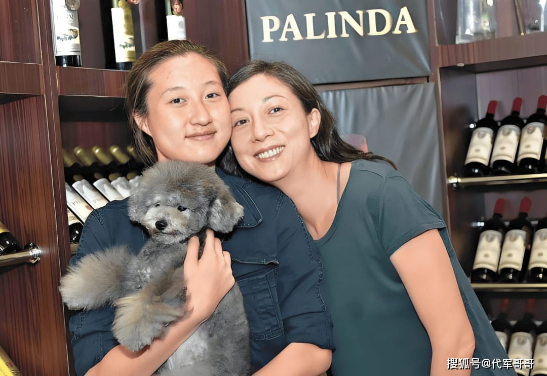 Ngô Ỷ Lợi giờ đã dần chấp nhận lựa chọn cuộc sống riêng của con gái Ngô Trác Lâm. Ảnh Sina.