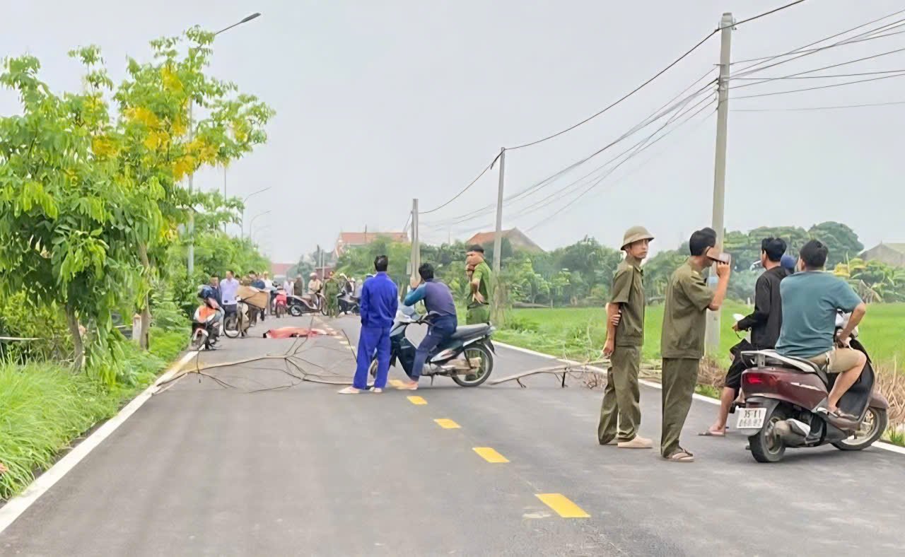 Lực lượng chức năng phong tỏa hiện trường để điều tra, bắt giữ đối tượng gây ra vụ án mạng. Ảnh: Diệu Anh