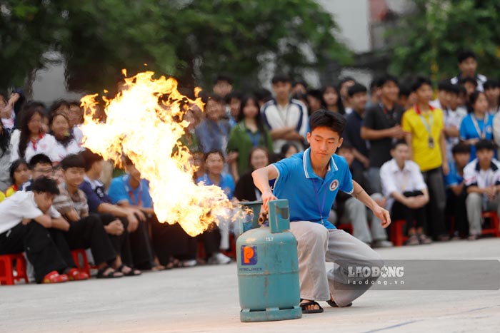 Estudiantes de la Escuela Secundaria para Minorías Étnicas de la provincia de Dien Bien experimentan la práctica de PCCC y CNCH. Foto: Quang Dat