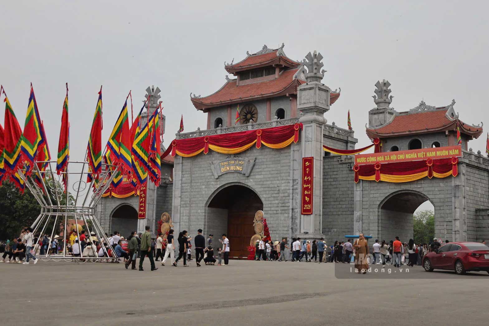 Cổng Khu Di tích lịch sử Đền Hùng rực rỡ cờ hoa. Ảnh: Thu Hiền