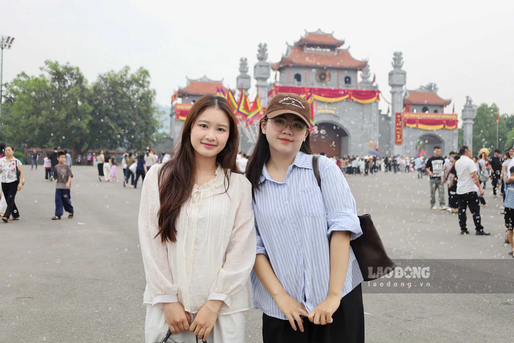 Nguyễn Thu Hằng cùng người bạn đồng hành check-in tại Đền Hùng trước ngày chính hội. Ảnh: Thu Hiền