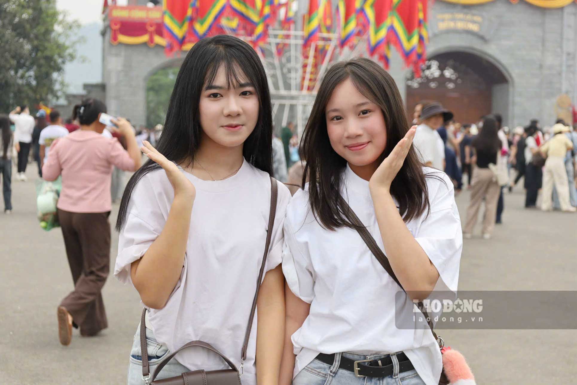 Nhiều bạn trẻ tranh thủ check-in, ghi lại khoảnh khắc tại Đền Hùng trước chính hội.