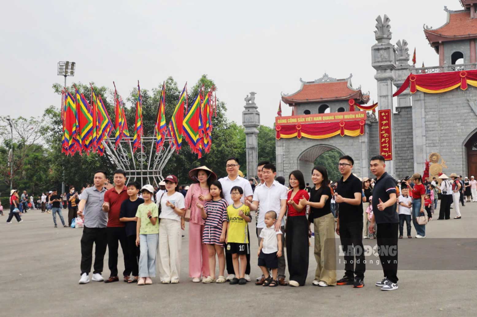 Các gia đình, nhóm bạn lưu lại khoảnh khắc ý nghĩa tại khu vực cổng Đền Hùng.