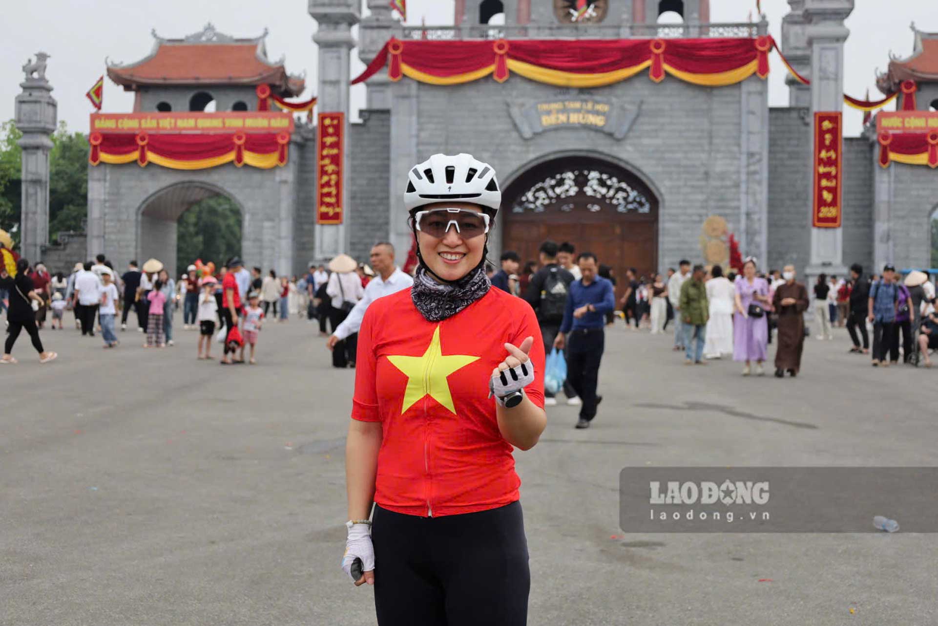 Chị Lê Hồng Thư chụp ảnh lưu niệm tại Khu di tích lịch sử Đền Hùng sau hành trình đạp xe từ sáng sớm, thể hiện tinh thần hướng về cội nguồn.