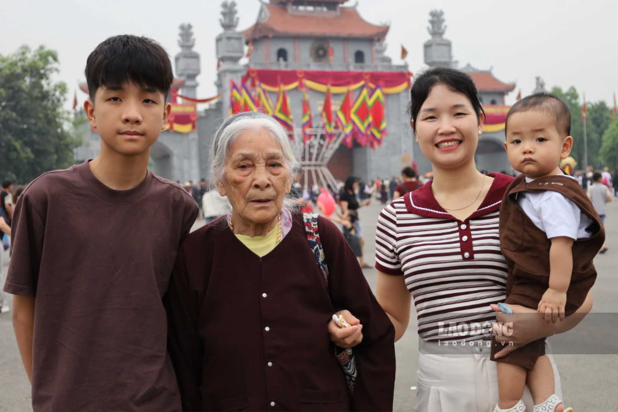 Cụ Lê Thị Hương cùng gia đình có mặt tại Khu di tích lịch sử Đền Hùng, nhiều thế hệ cùng nhau hướng về cội nguồn dân tộc.