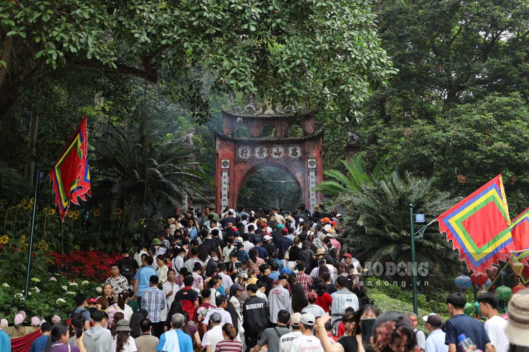 Dòng người nối dài qua cổng Đại Môn lên các đền tại Khu di tích lịch sử Đền Hùng trong không khí trang nghiêm, thành kính.