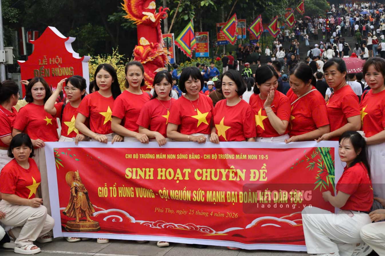 Người dân tham gia hoạt động sinh hoạt chuyên đề, hướng về ngày Giỗ Tổ Hùng Vương.