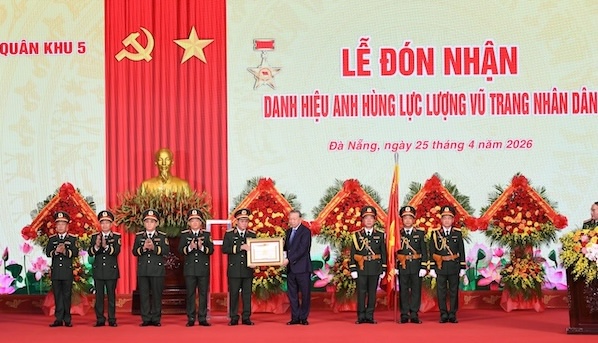 Party Committee and Military Region 5 Command organize the Ceremony to receive the title of Hero of the People's Armed Forces (LLVT). Photo: Le Tay