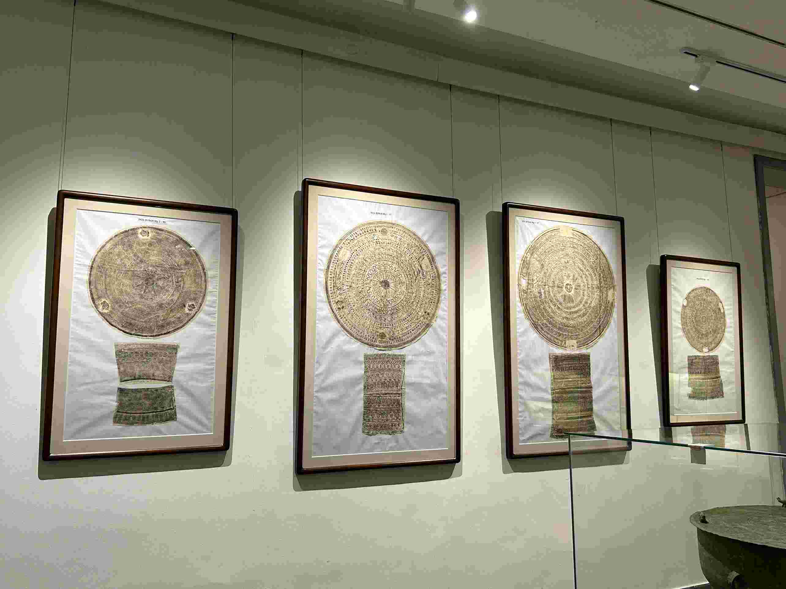 Các cổ vật được trưng bày tại triển lãm. Ảnh: Thùy Dương