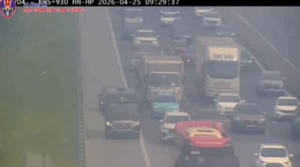 Driver fined for going into emergency lane. Photo: Traffic Police Department