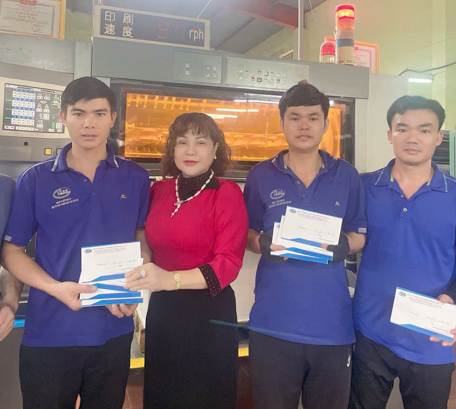 Company leaders reward and promptly encourage workers. Photo: Thanh Tuan