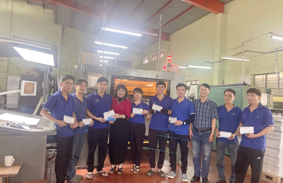 Phong trào “in gấp nhập nhanh” sách giáo dục tạo khí thế thi đua cho người lao động tại doanh nghiệp. Ảnh: Thanh Tuấn 