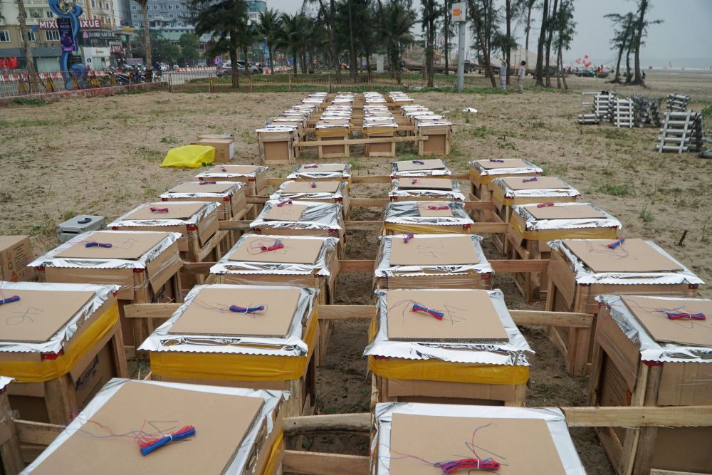 Mọi công đoạn đã hoàn tất, sẵn sàng cho màn bắn pháo hoa tầm thấp 15  phút, tại bờ biển Sầm Sơn trong đêm 25.4. Ảnh: Quách Du