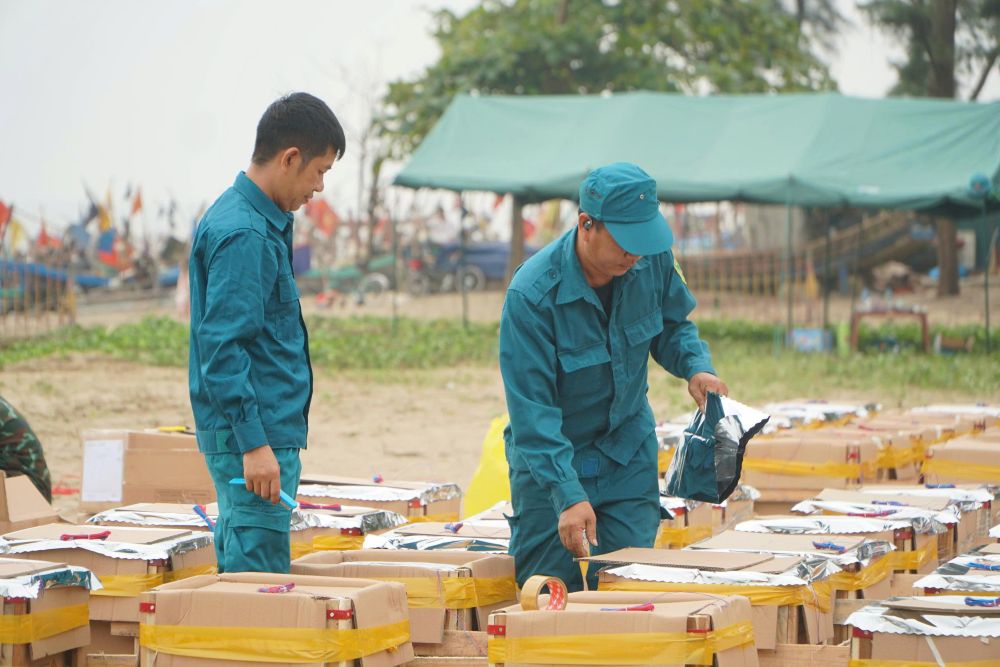 Lực lượng chức năng tiến hành lắp đặt hệ thông giàn pháo. Ảnh: Quách Du