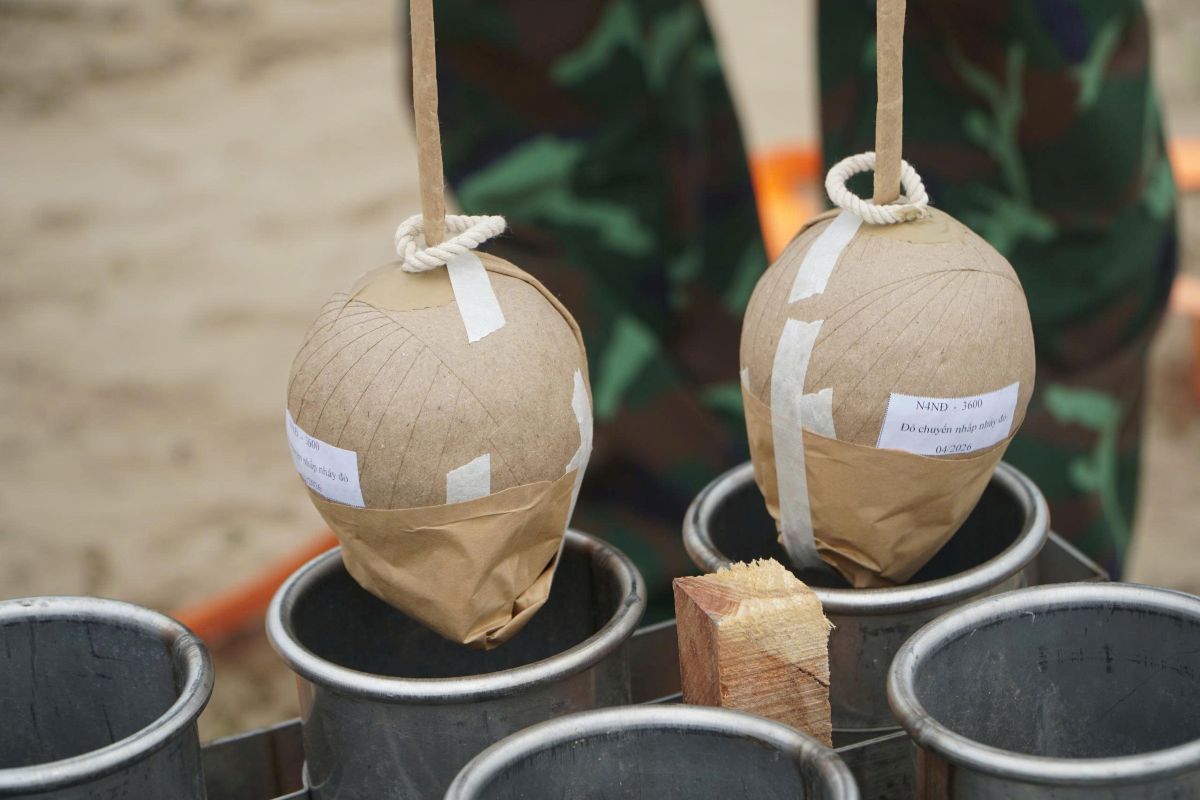 Lực lượng chức năng tiến hành cho các quả pháo vào giàn ống. Ảnh: Quách Du