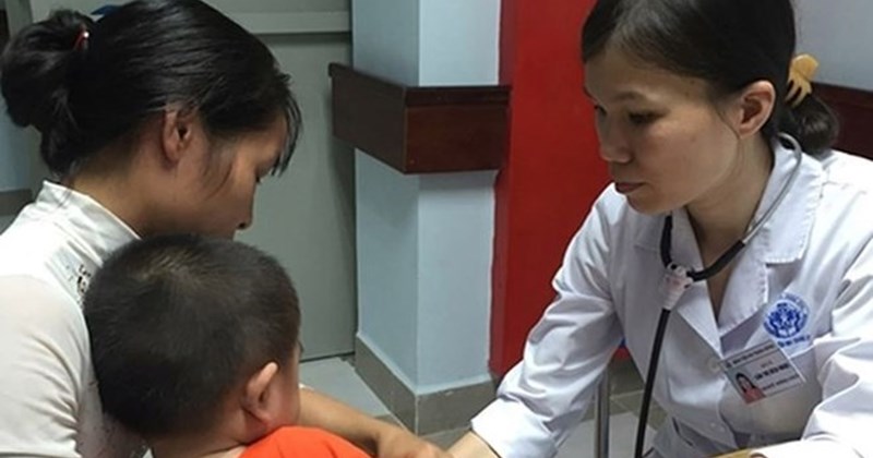 Cha mẹ nghỉ phép chăm con ốm vẫn được hưởng bảo hiểm xã hội