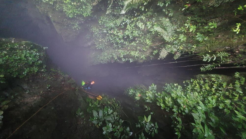 Đặc biệt là hang Chả Nghéo dài 583m, cao 751m trong khu vực vườn quốc gia cũng là những phát hiện nổi bật. Ảnh: Đoàn thám hiểm hang động Anh - Việt 