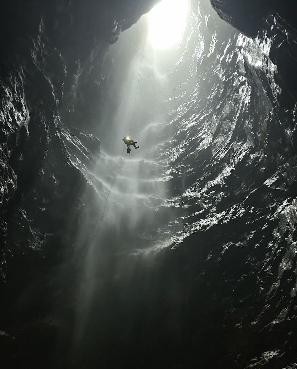 Chả Nghéo có cửa dạng giếng đứng sâu, cấu trúc phức tạp. Hang Chả Nghéo vẫn chưa được khảo sát hết. Ảnh: Đoàn thám hiểm hang động Anh - Việt 