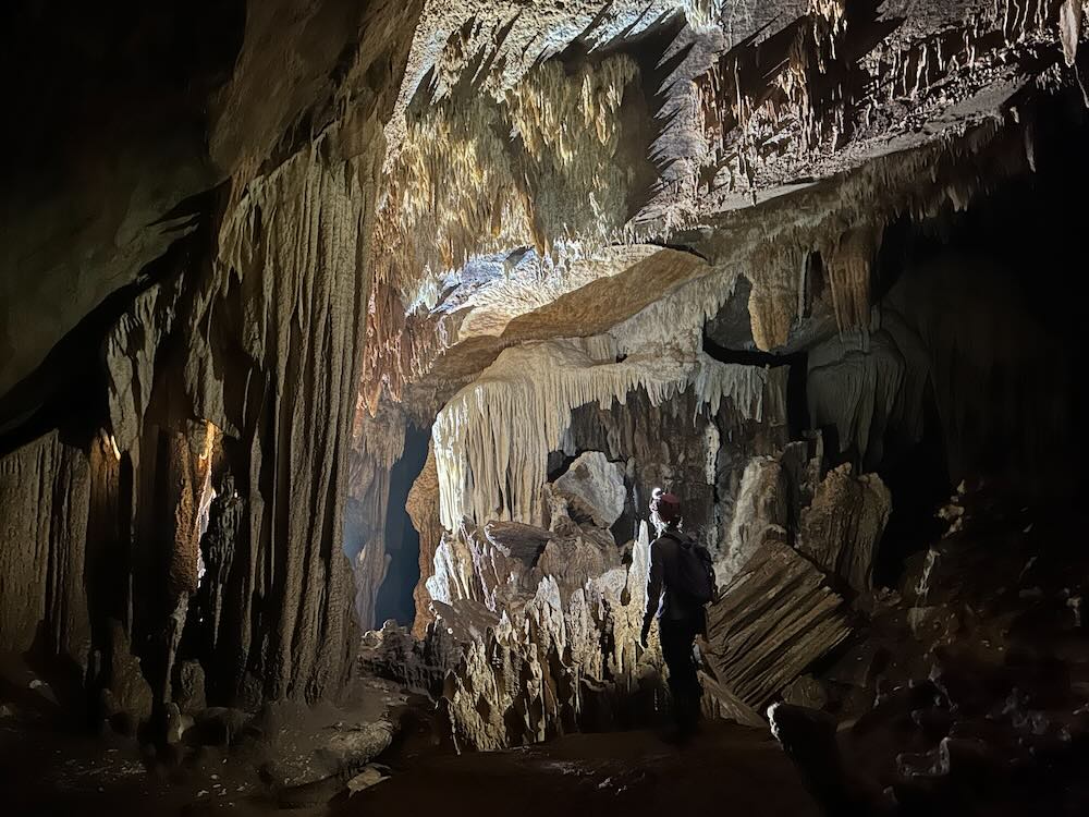 Tại khu vực đường 20 thuộc phân khu dịch vụ - hành chính, hang Chạc Đen được xác định là hang giếng đứng sâu khoảng 20m, dẫn xuống hành lang lớn, có khả năng là nhánh cao của hệ thống hang sông Phong Nha, tiềm năng phát triển dài trong tương lai. Ảnh: Đoàn thám hiểm hang động Anh - Việt 