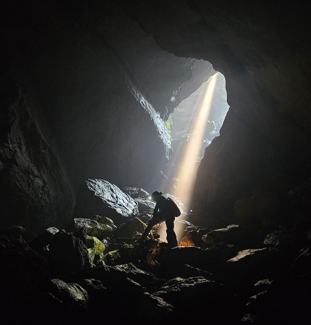 Hang Má Dơm dài 1.257m, sâu 102m, tại xã Kim Điền. Ảnh: Đoàn thám hiểm hang động Anh - Việt 