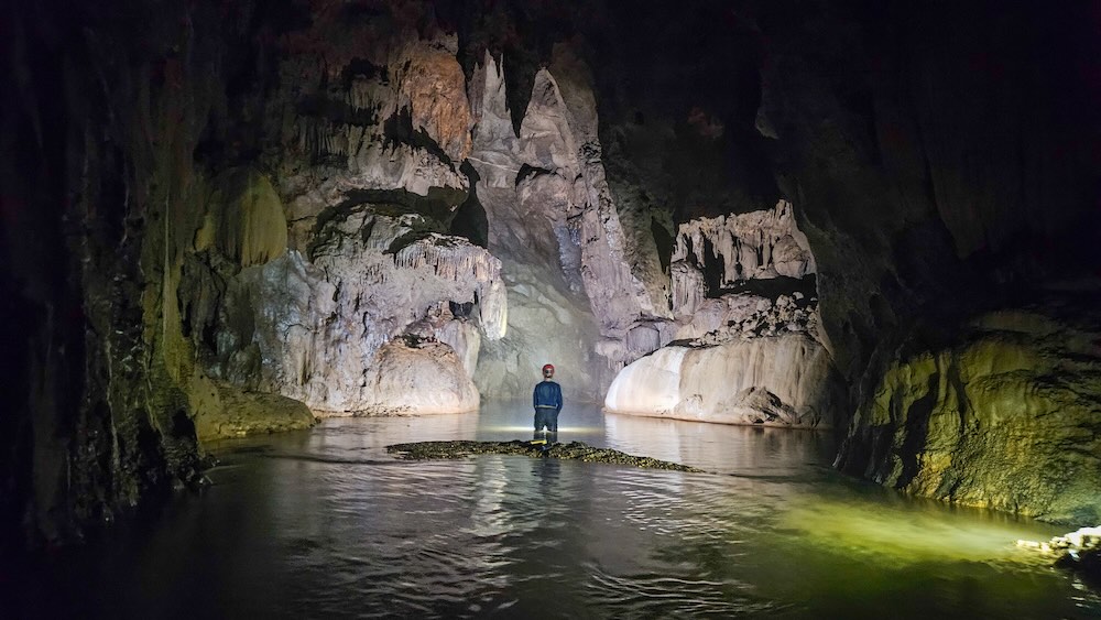 Hang Mò Roọ dài khoảng 500m, có cảnh quan đẹp, thuận lợi tiếp cận, phù hợp khai thác du lịch. Ảnh: Đoàn thám hiểm hang động Anh - Việt 