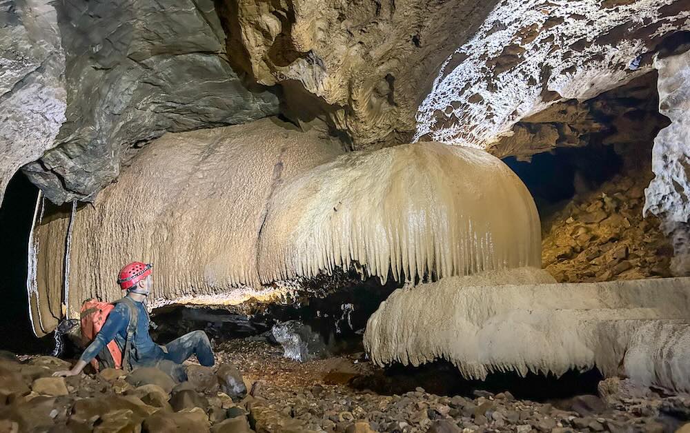 Đoàn thám hiểm hang động Anh gồm 10 chuyên gia đã khảo sát tổng cộng 29 hang, trong đó có 26 hang mới và phần mở rộng của 3 hang cũ, với tổng chiều dài đo vẽ đạt 13.643m.  