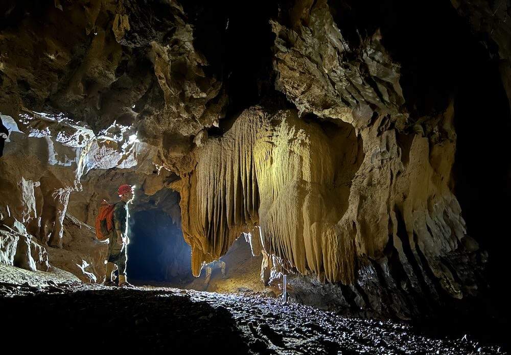 Hang Nước Lặn dài 2.721m, sâu 10m, cao 152m được phát hiện tại khu vực xã Tân Thành, Tuyên Lâm có thể xuất hiện dòng chảy theo mùa. Ảnh: Đoàn thám hiểm hang động Anh - Việt 