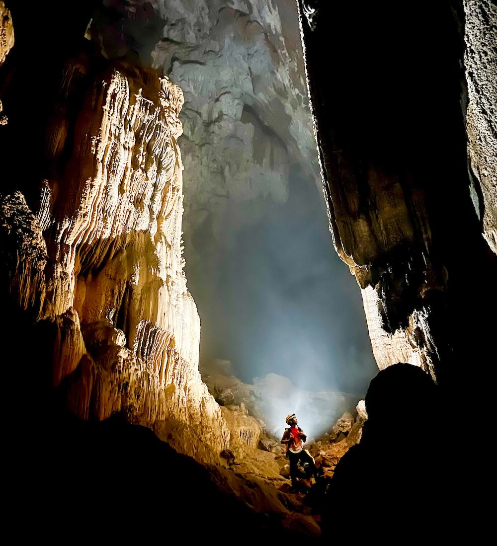 Hang có quy mô lớn, nhiều thạch nhũ, phát triển gần song song với hệ thống Hang Tối và có mối liên kết thủy văn với sông Chày. Ảnh: Đoàn thám hiểm hang động Anh - Việt 