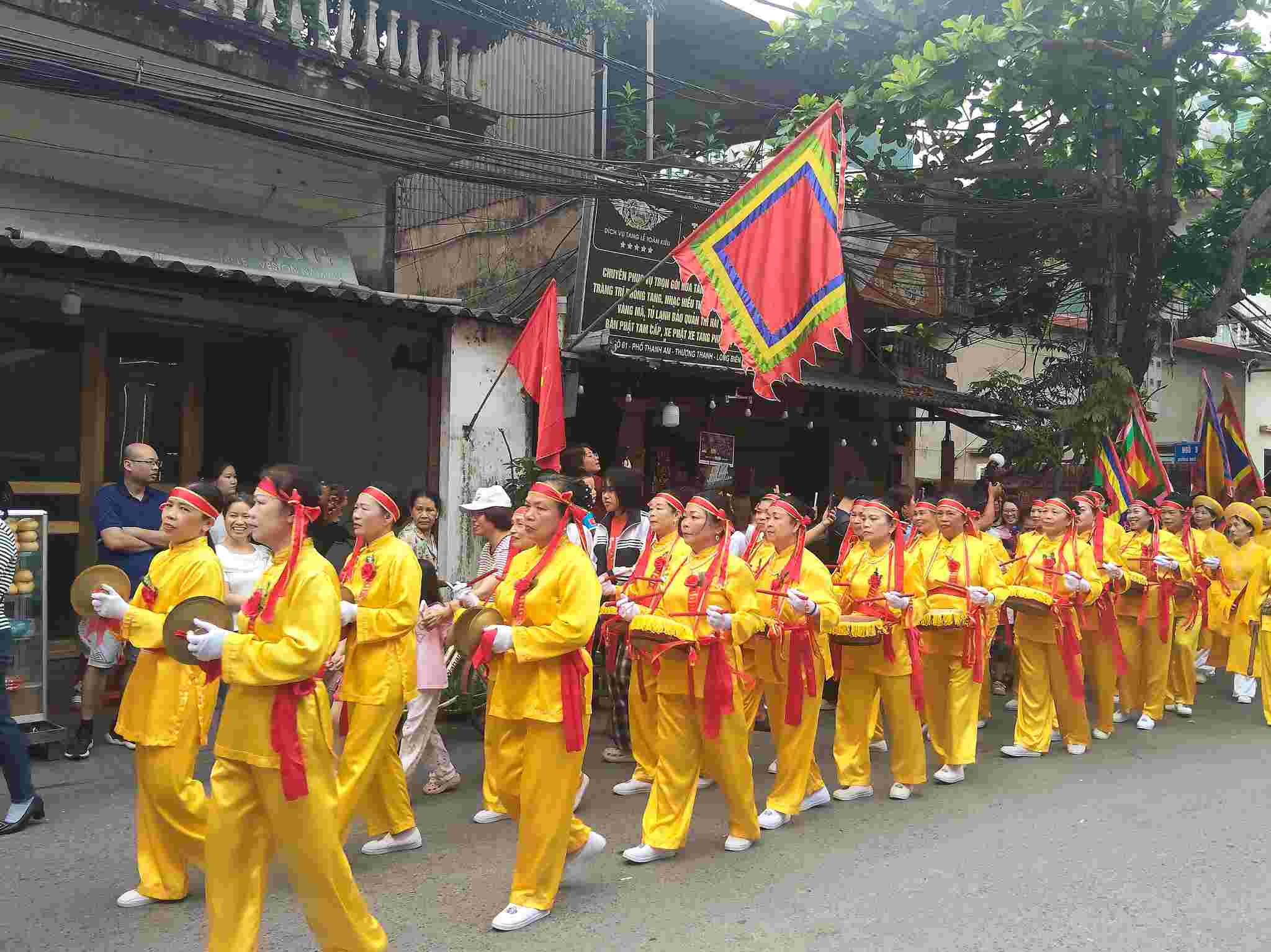 Đội hình dâng hương nổi bật với sắc vàng. Ảnh: Thanh Trúc