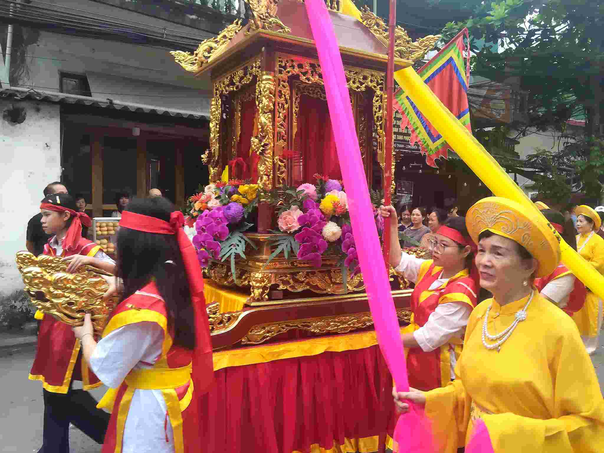 Kiệu thánh được trang trí công phu, chạm khắc tinh xảo. Ảnh: Thanh Trúc