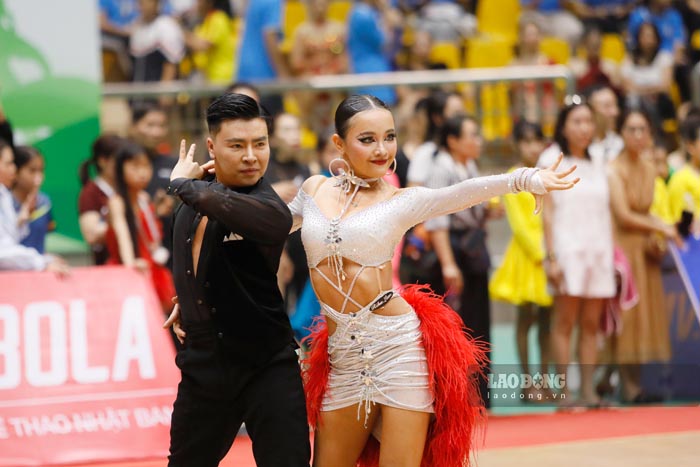 디엔비엔에서 댄스 스포츠를 선보이는 선수들. 사진: 꽝닷