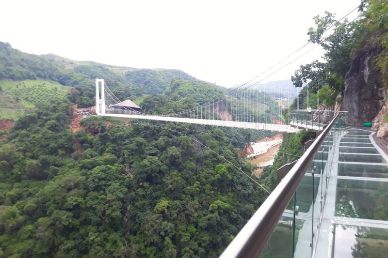 Điểm du lịch Mộc Châu Island với điểm nhấn là cầu kính Bạch Long, phường Mộc Châu hút khách du lịch những ngày lễ, tết. Ảnh:Trường Sơn