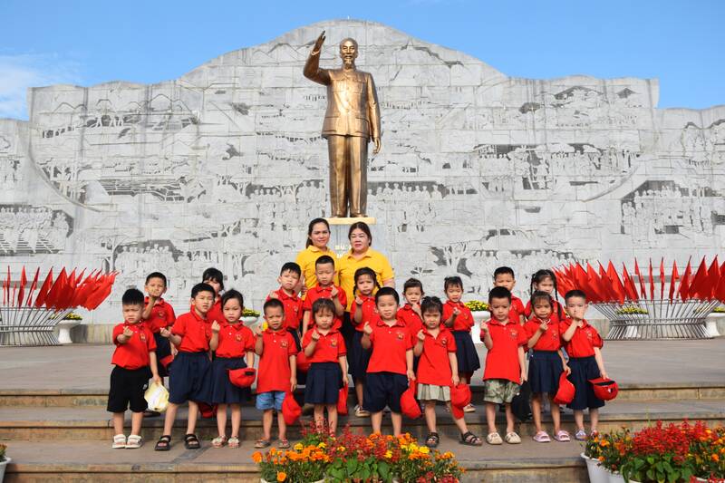 선라성 또히에우동 떠이박 광장은 많은 시민과 학생들이 휴일과 설날에 체크인하는 장소입니다. 사진: 쯔엉선