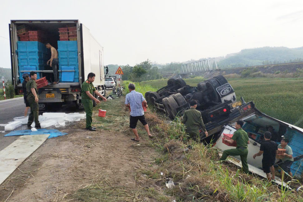 Police support refrigerated truck drivers to unload more than 3 tons of shrimp. Photo: Police