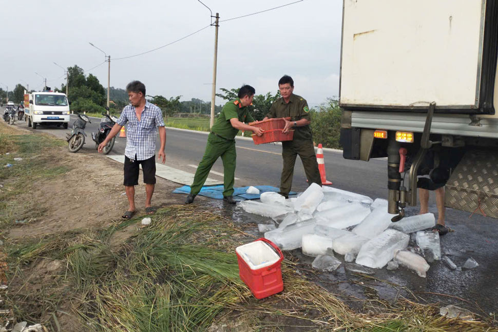 Hơn 3 tấn tôm đông lạnh được bảo quản kịp thời. Ảnh: Công an