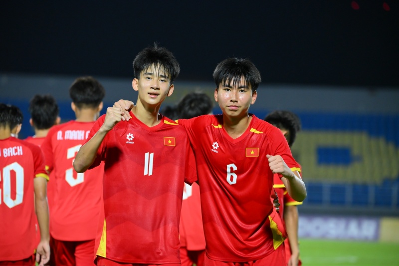 Quý Vương (phải), 1 trong 5 thành viên của Hà Nội FC ở U17 Việt Nam, là người ghi bàn mở tỉ số ở trận chung kết U17 Đông Nam Á. Ảnh: VFF.