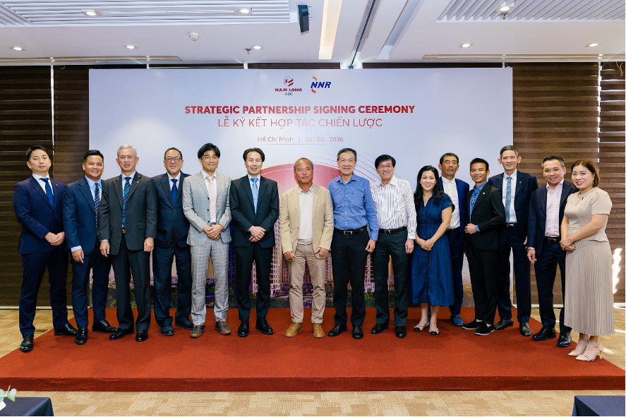 Đại diện Nam Long ADC và Nishi-Nippon Railroad chụp ảnh lưu niệm, đánh dấu cột mốc hợp tác chiến lược giữa hai bên. Ảnh: Nam Long ADC